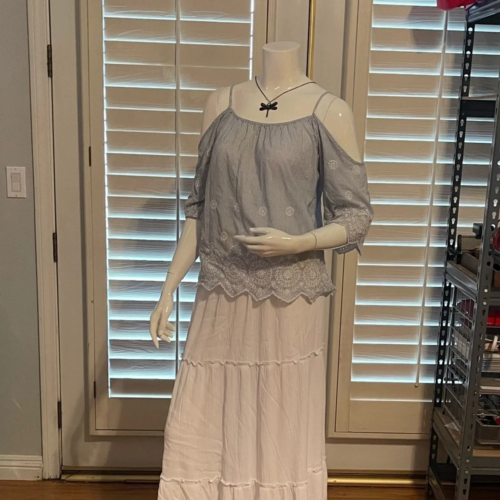 Pretty top for spring - Picture 3 of 4